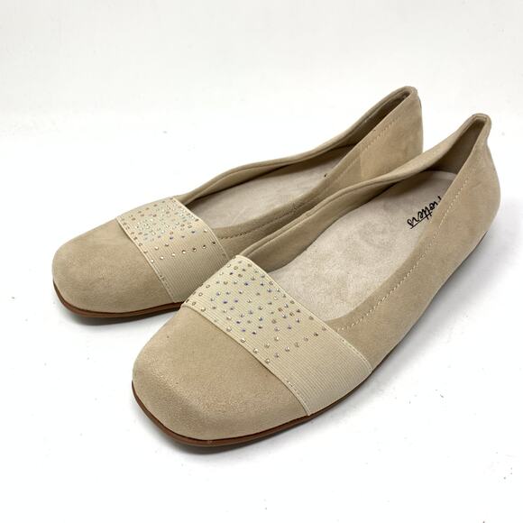 Trotters Women's Sz 9.5 Beige Flat Shoes Slip-On With Rhinestone Cap Toe Comfort - Picture 2 of 6